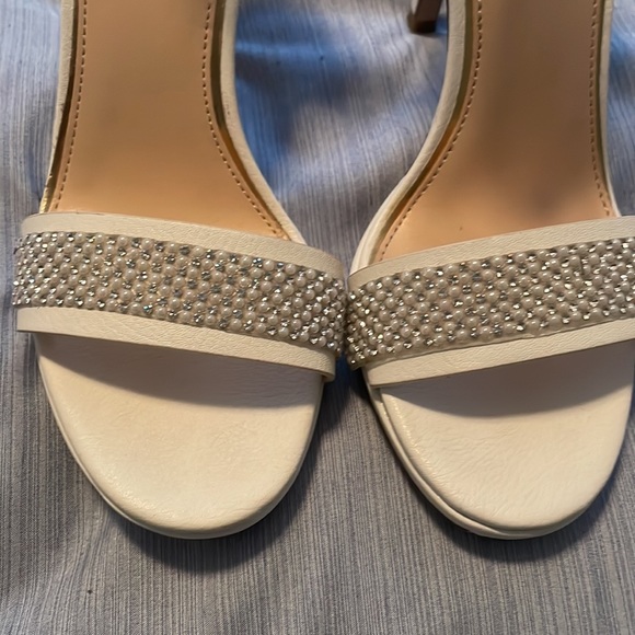 Womens heels with pearl accents!! - Picture 2 of 6